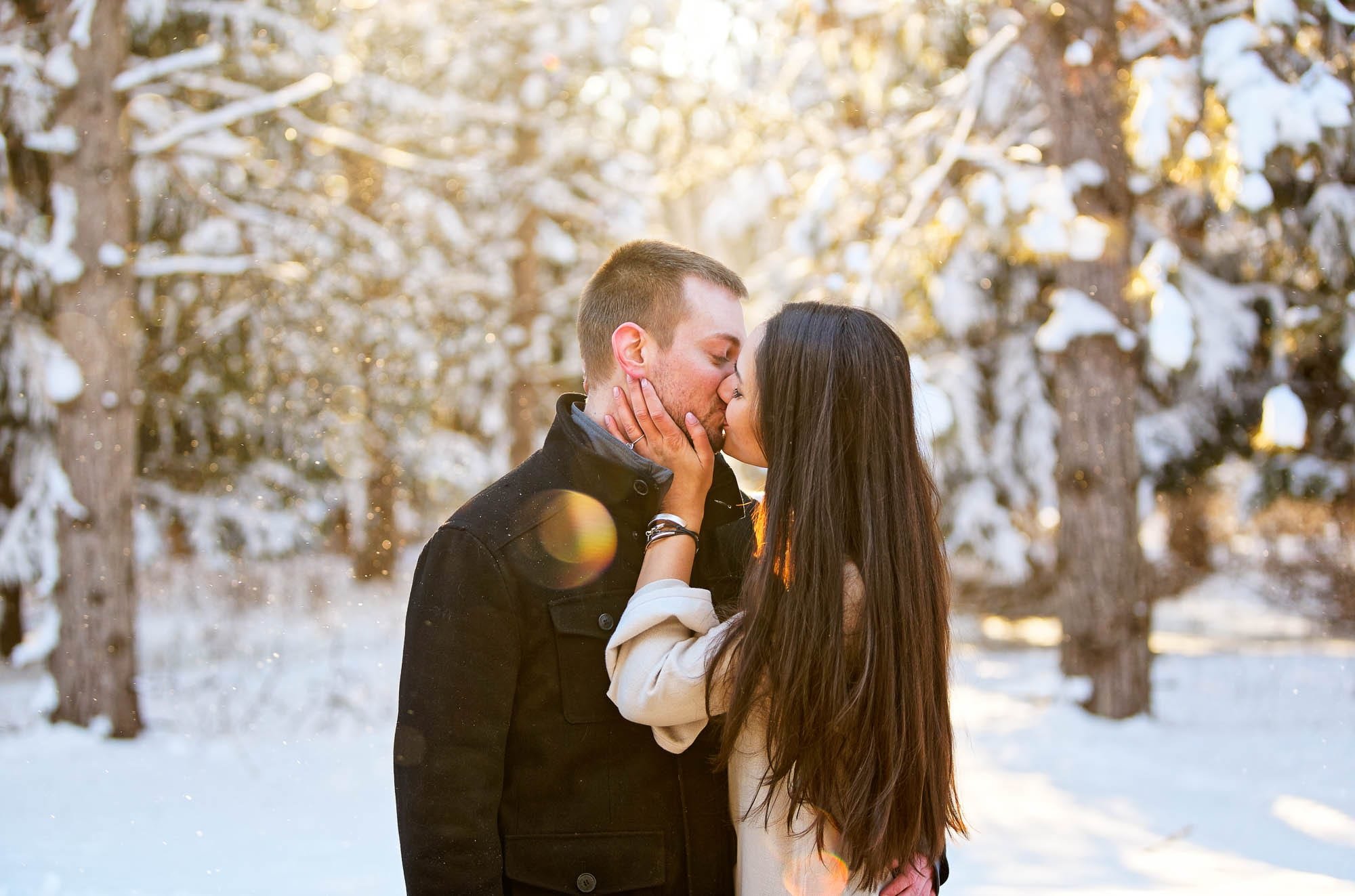 engagement session kissing