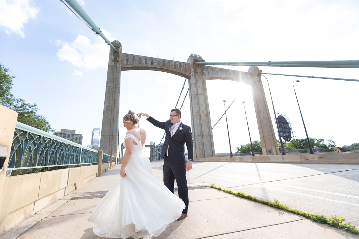 Photos of a couple before colors adjustement
