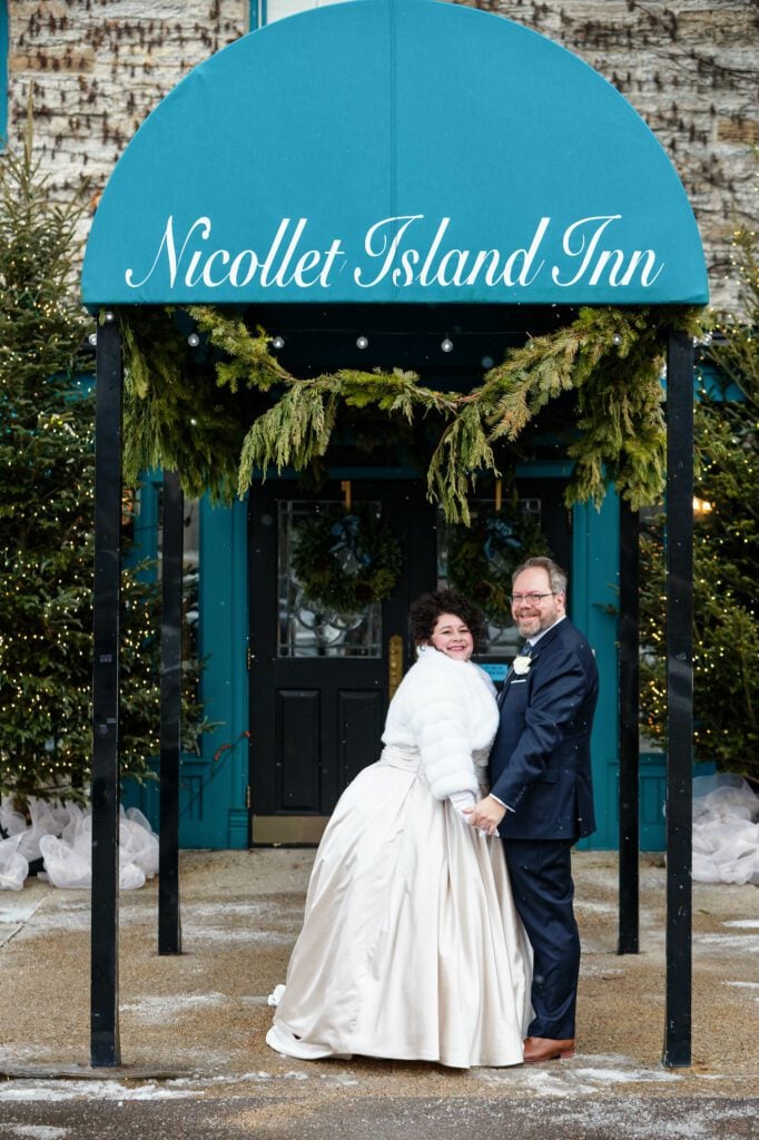 bride-and-groom-photo-session-at-nicollt-island-inn-1