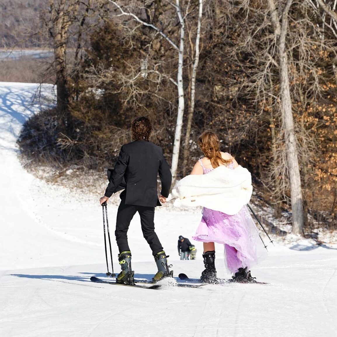 couple-skiing-from-the-back