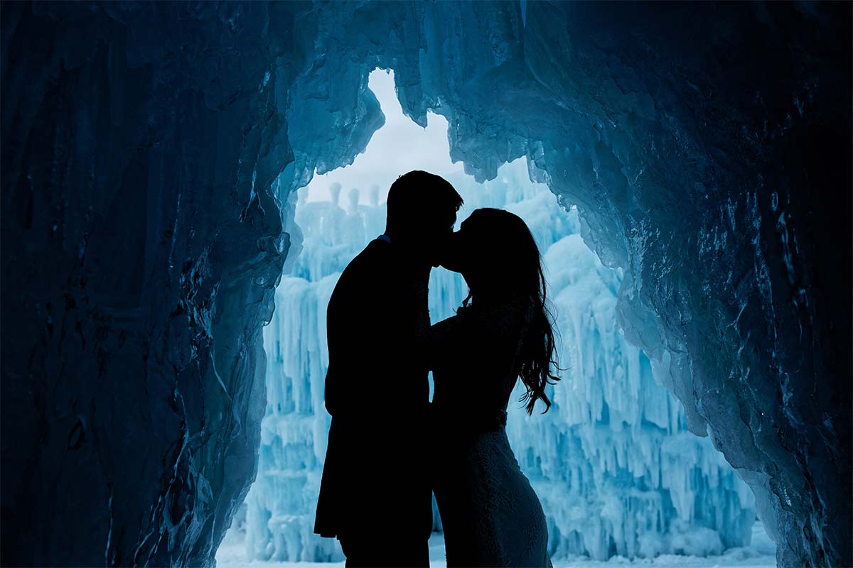 silhouette-photos-of-a-couple-kissing-during-ice-castle-photo-session