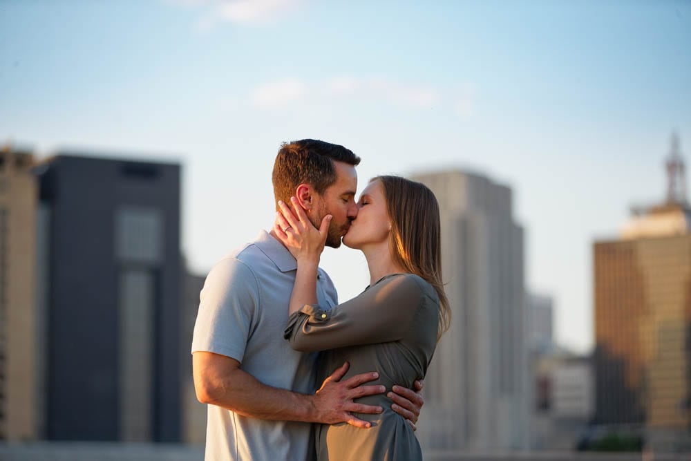 Couple kissing in Front of the city Skyline