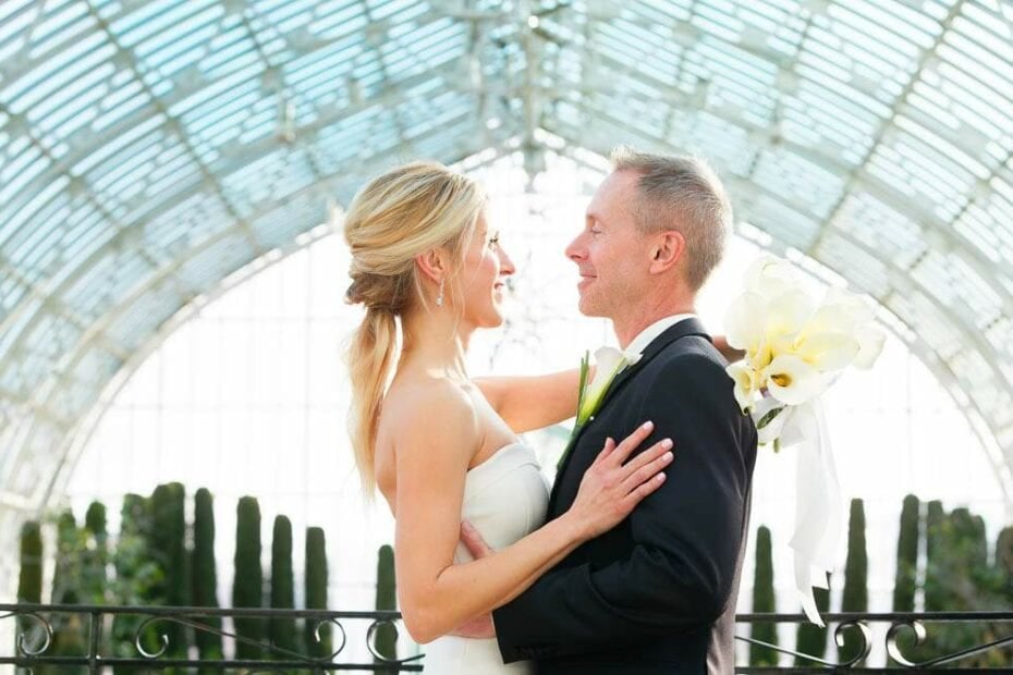 wedding : couple posing at marjorie mcneely conservatory