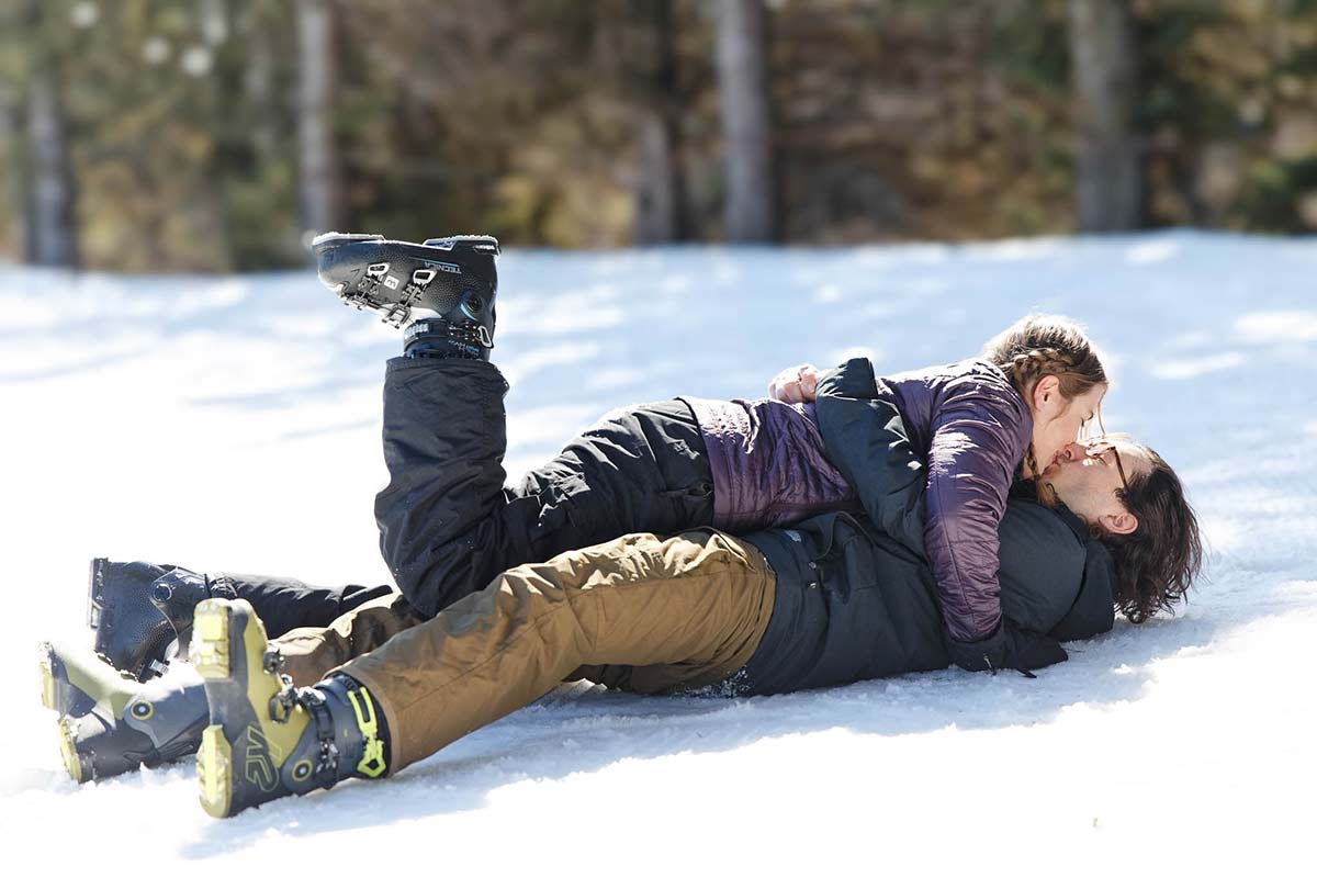 couple-kissing-on-the-snow