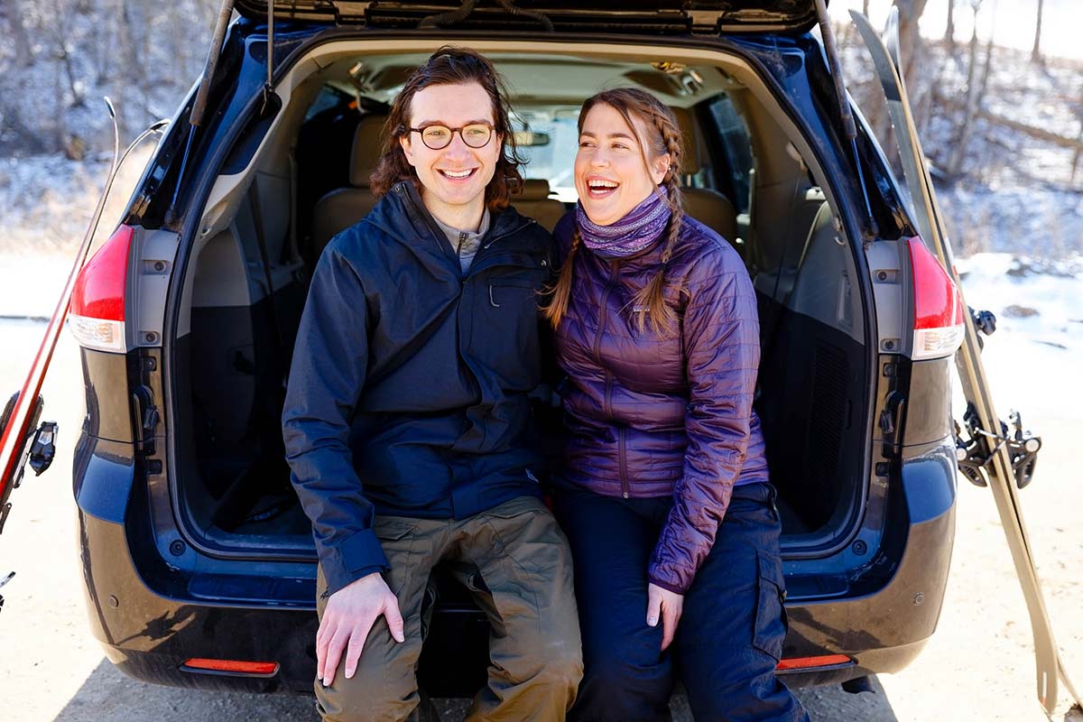 couple-putting-their-snow-boots-2