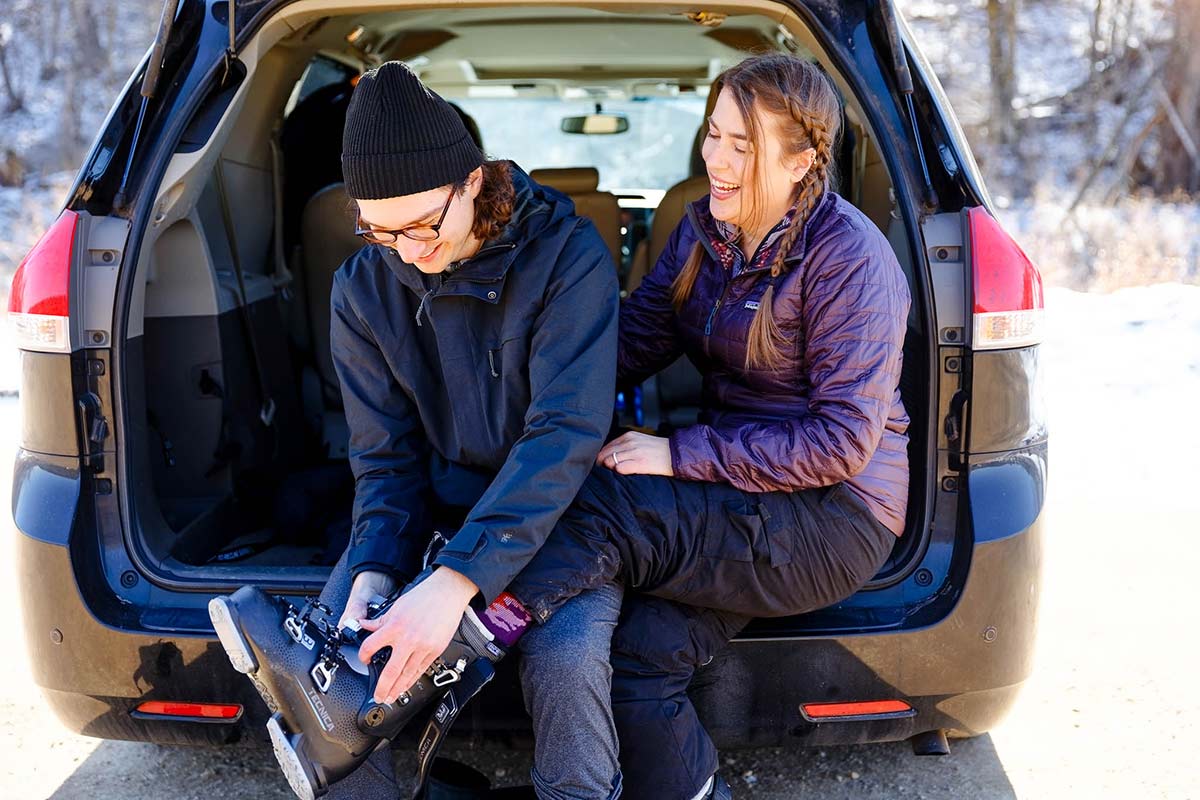 couple-putting-their-snow-boots