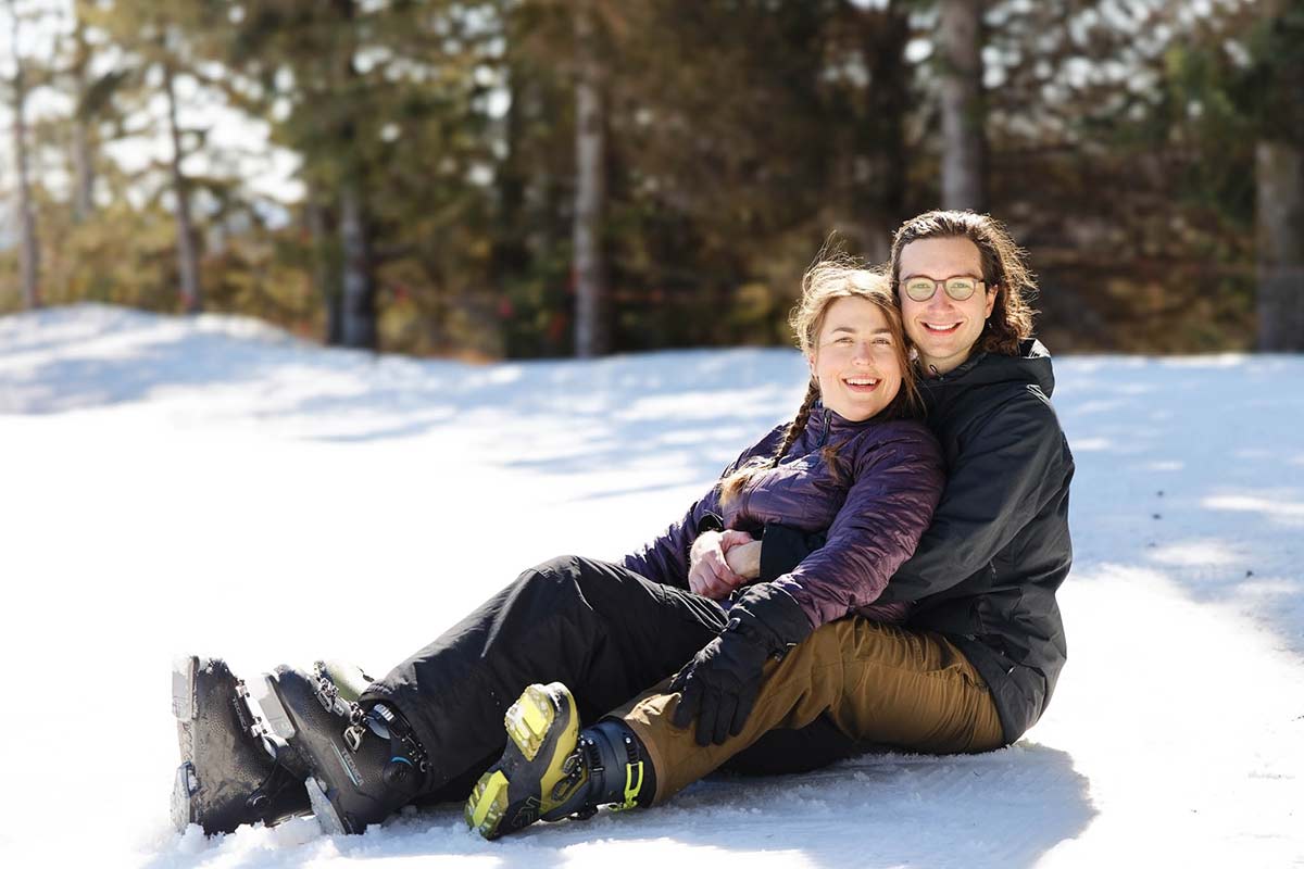 couple-seating-on-the-snow