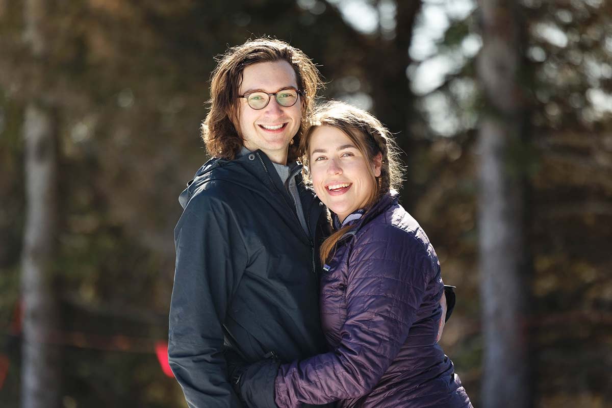 happy-couple-during-ski-photo-session