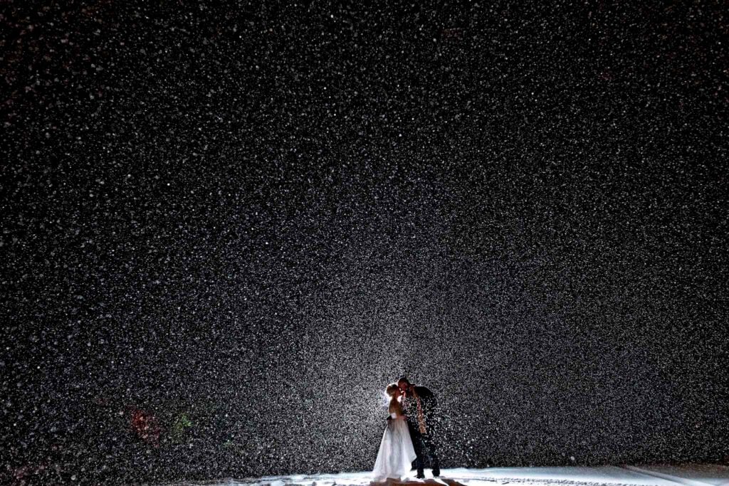 bride-and-groom-under-snow-storm