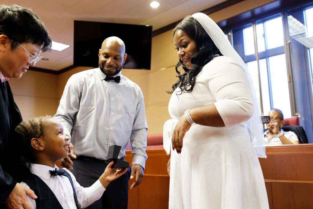 Ring bar, giving the ring at courthouse ceremony