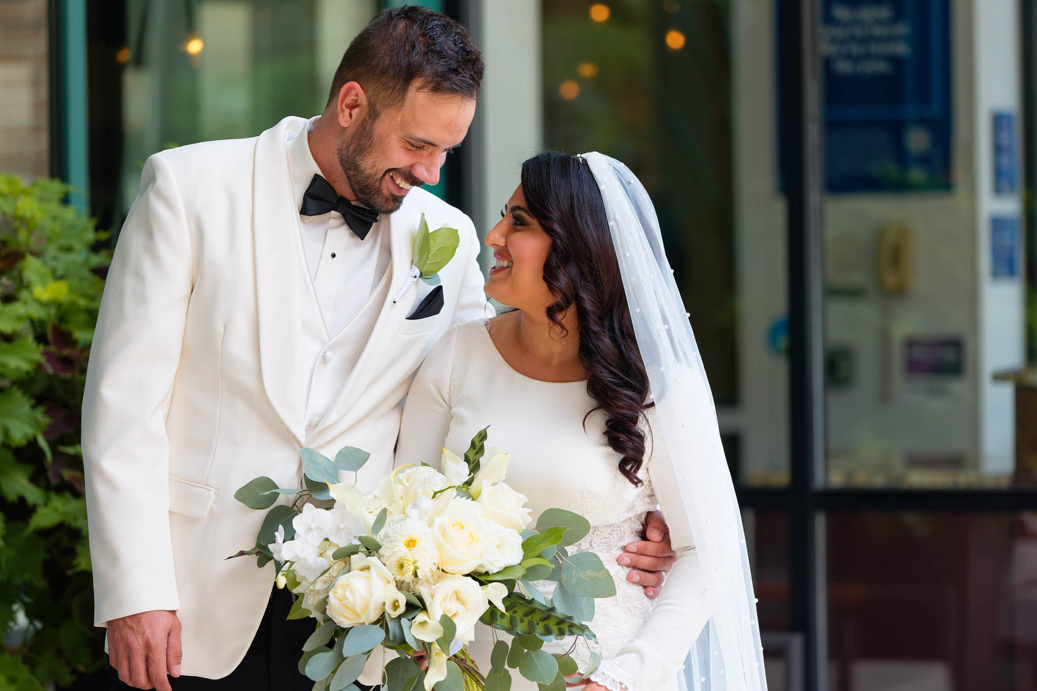 First Look of the Bride and Groom in front of the hotel-2