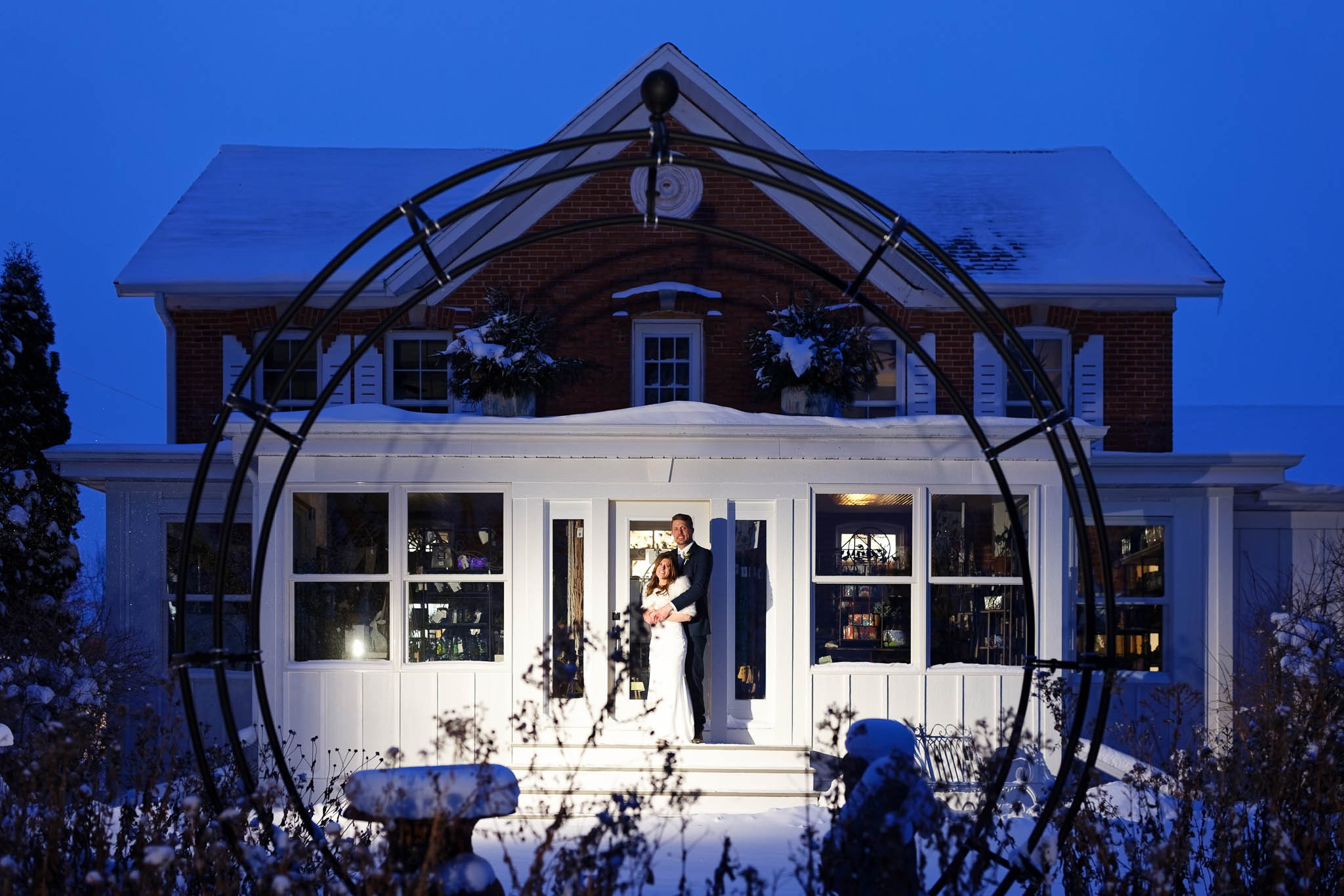bride and groom winter couple photos with snow blue hour garten marketplatz house