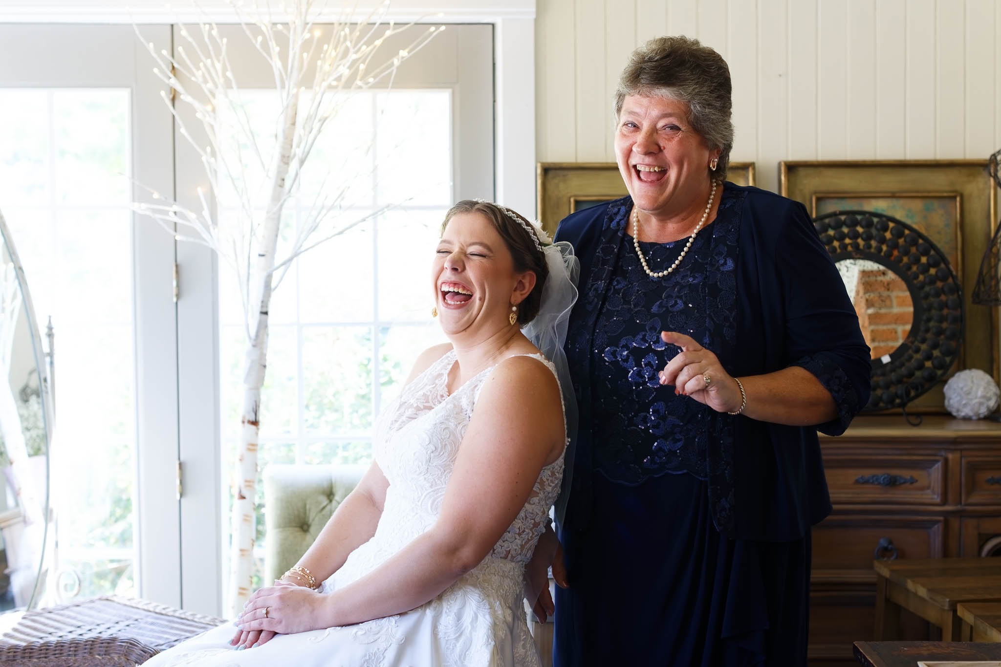bride and mother getting ready at Garten Marketplatz