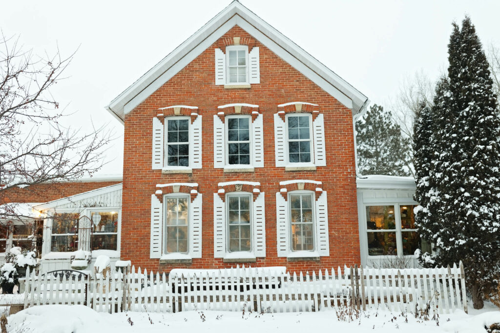 Garten Marketplatz old farm with snow
