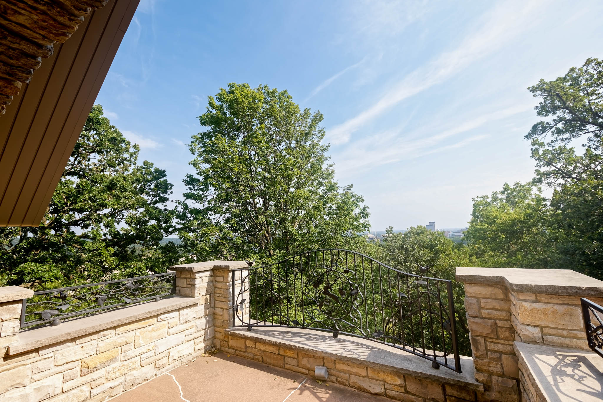 Balcony at Hlltop House-2