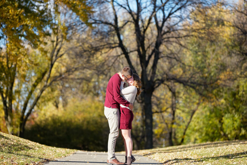 Couple walking and kissing photo shoot at Woodside Park_