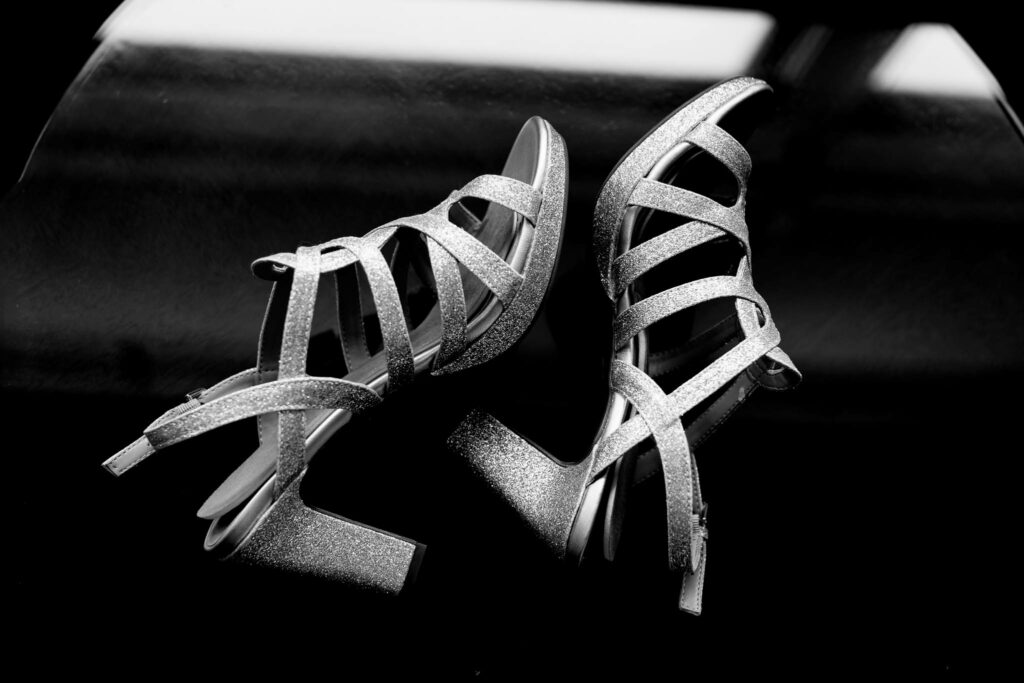 Brides, sparkling shoes