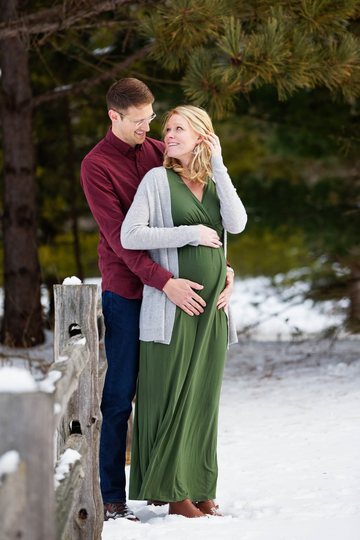winter maternity photo session with snow-2