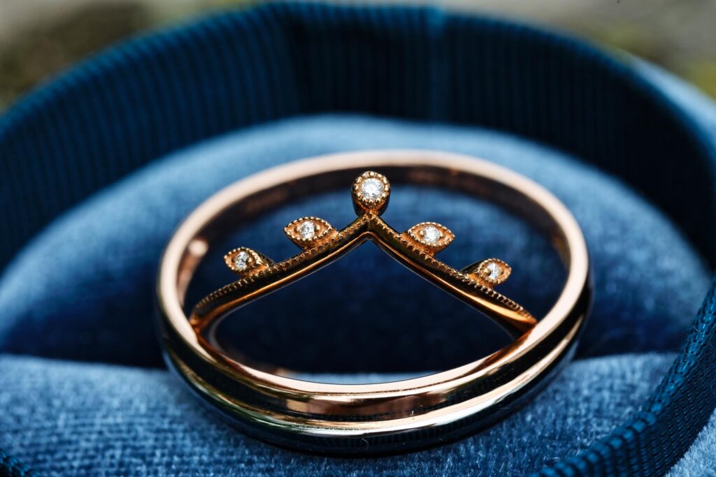 004-Detail of the gold rings on the blue velvet box