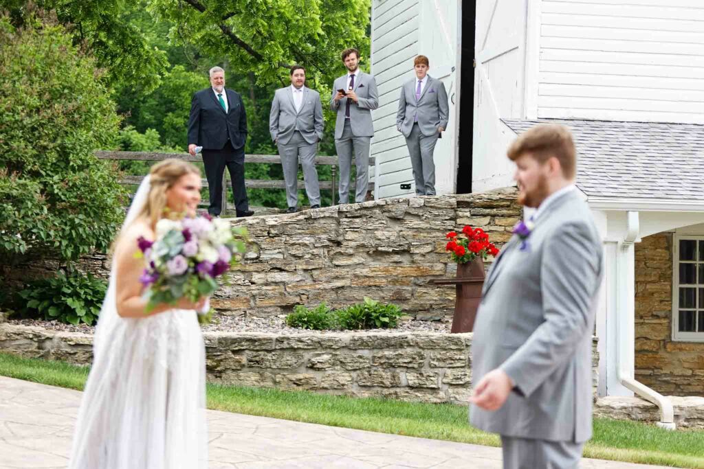 009-First look between the bride and the groom