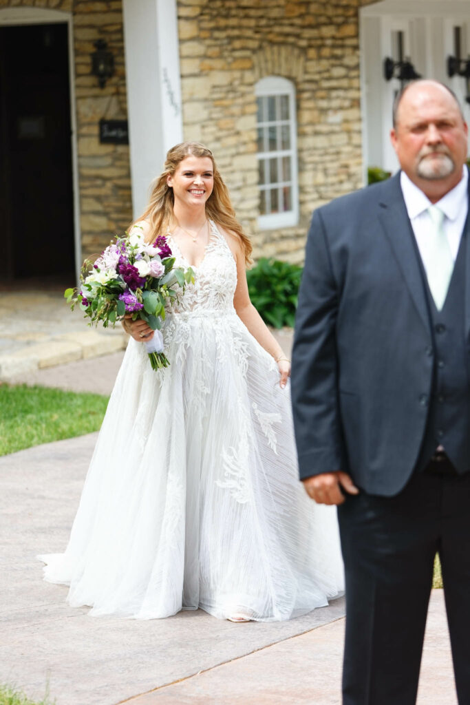 015-First look between the bride and her father