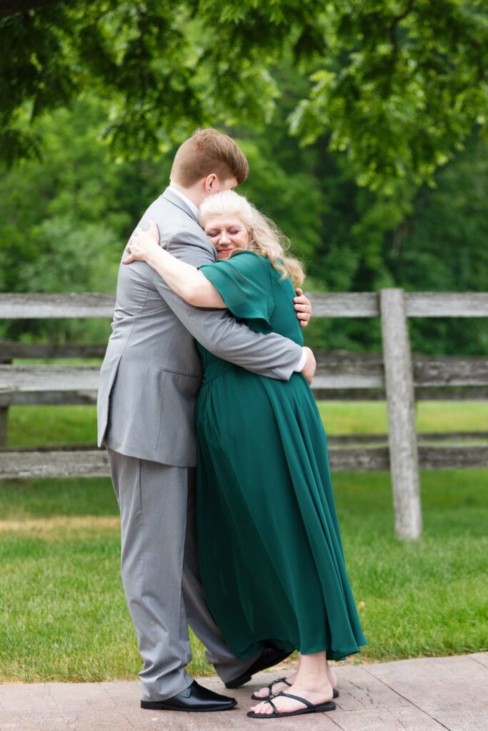 020-First look between the groom and his mother