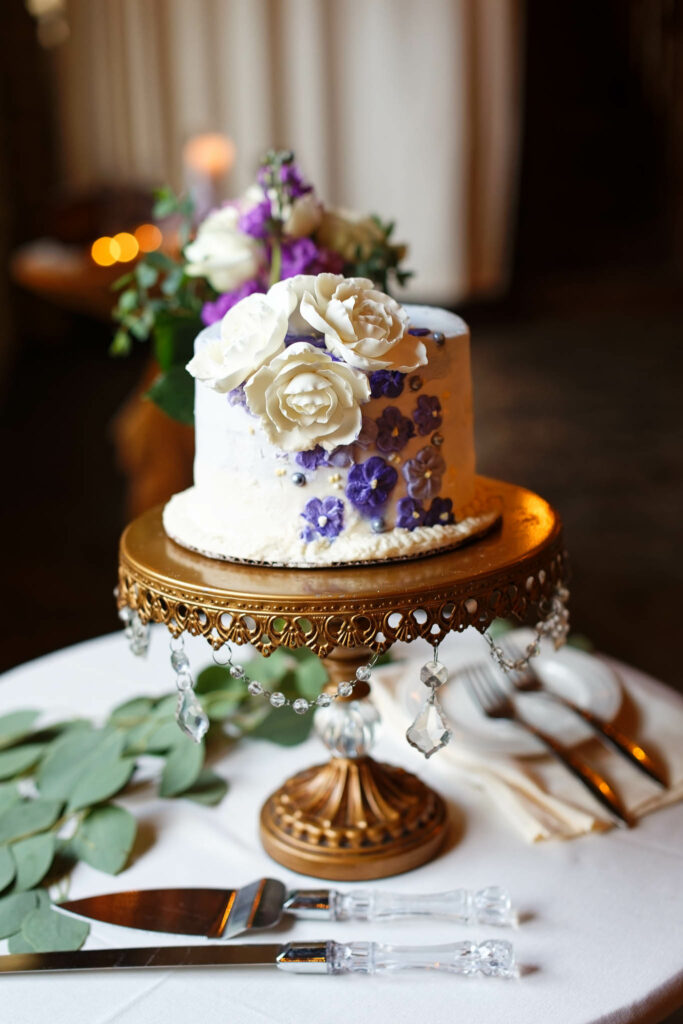 059-White and purple wedding cake