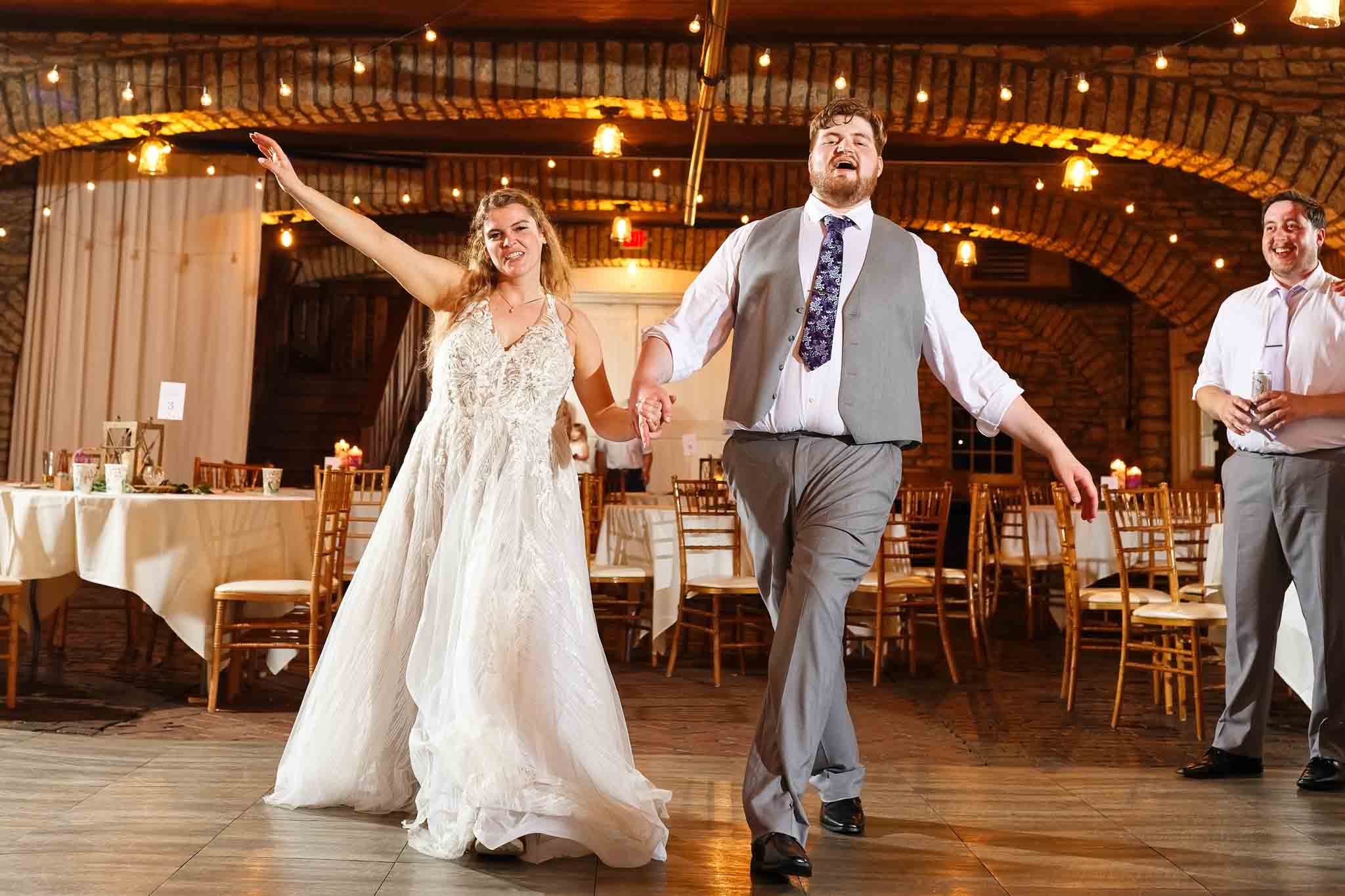 089-bride and groom last dance