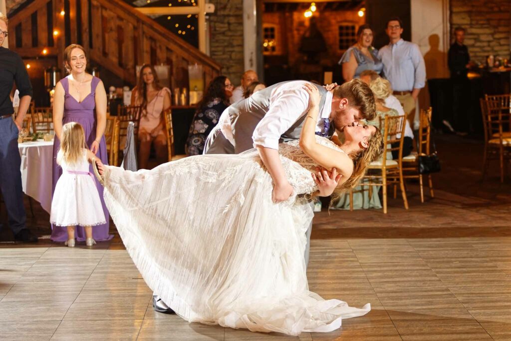 090-bride and groom last dance