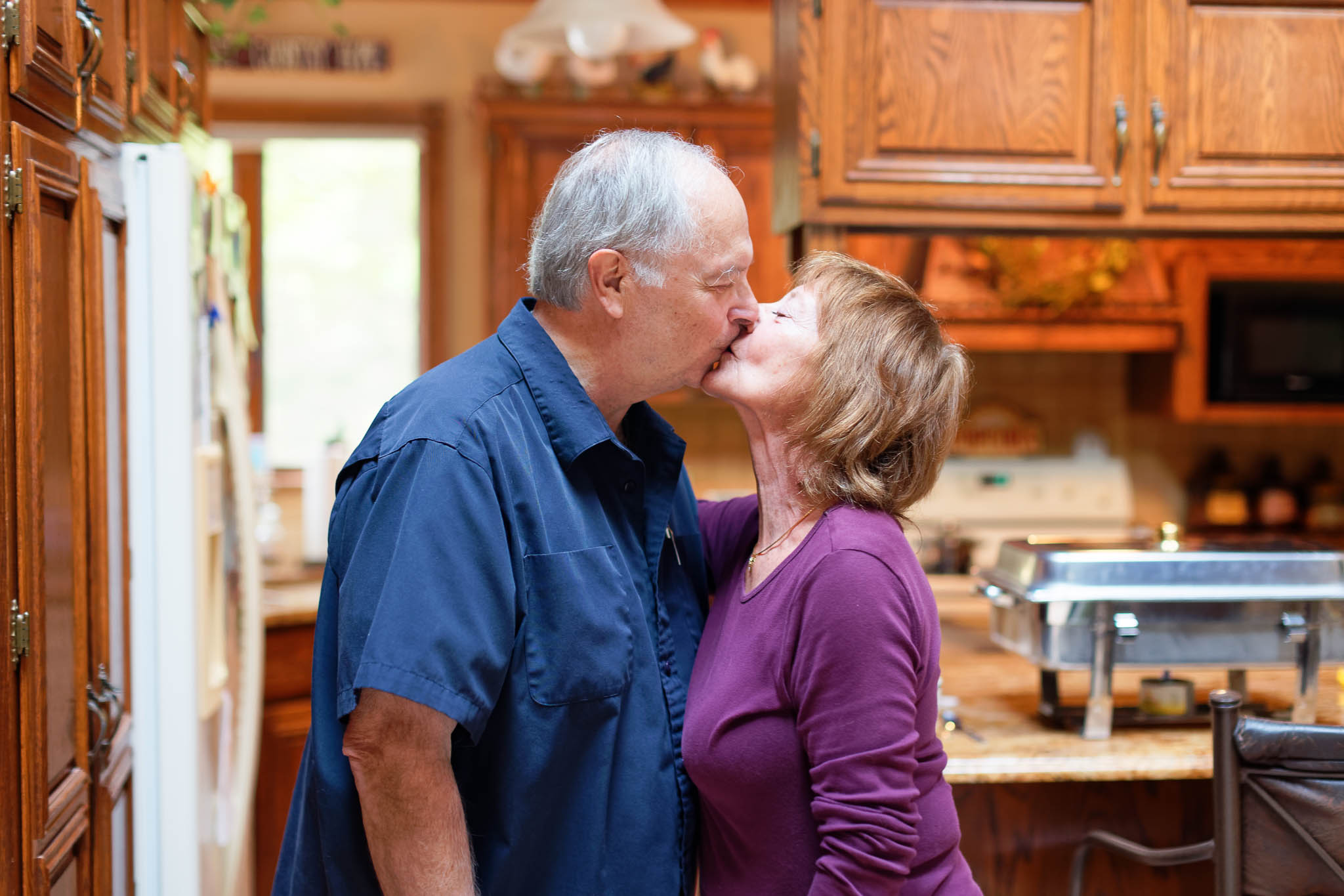 parents of bride kiising