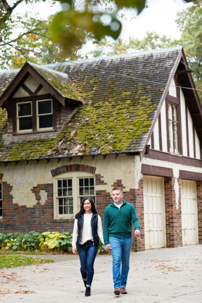 Photo session at the plumber house with the gatekeeper house in the background