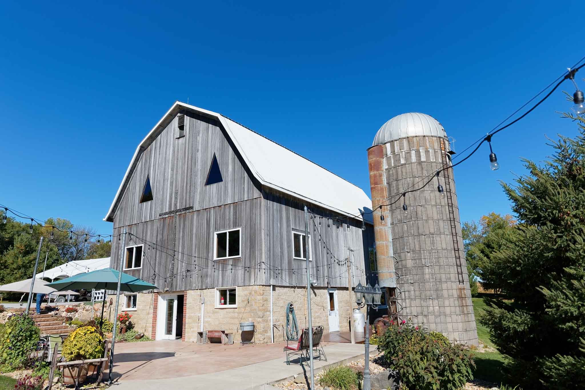 pond view barn lower patio