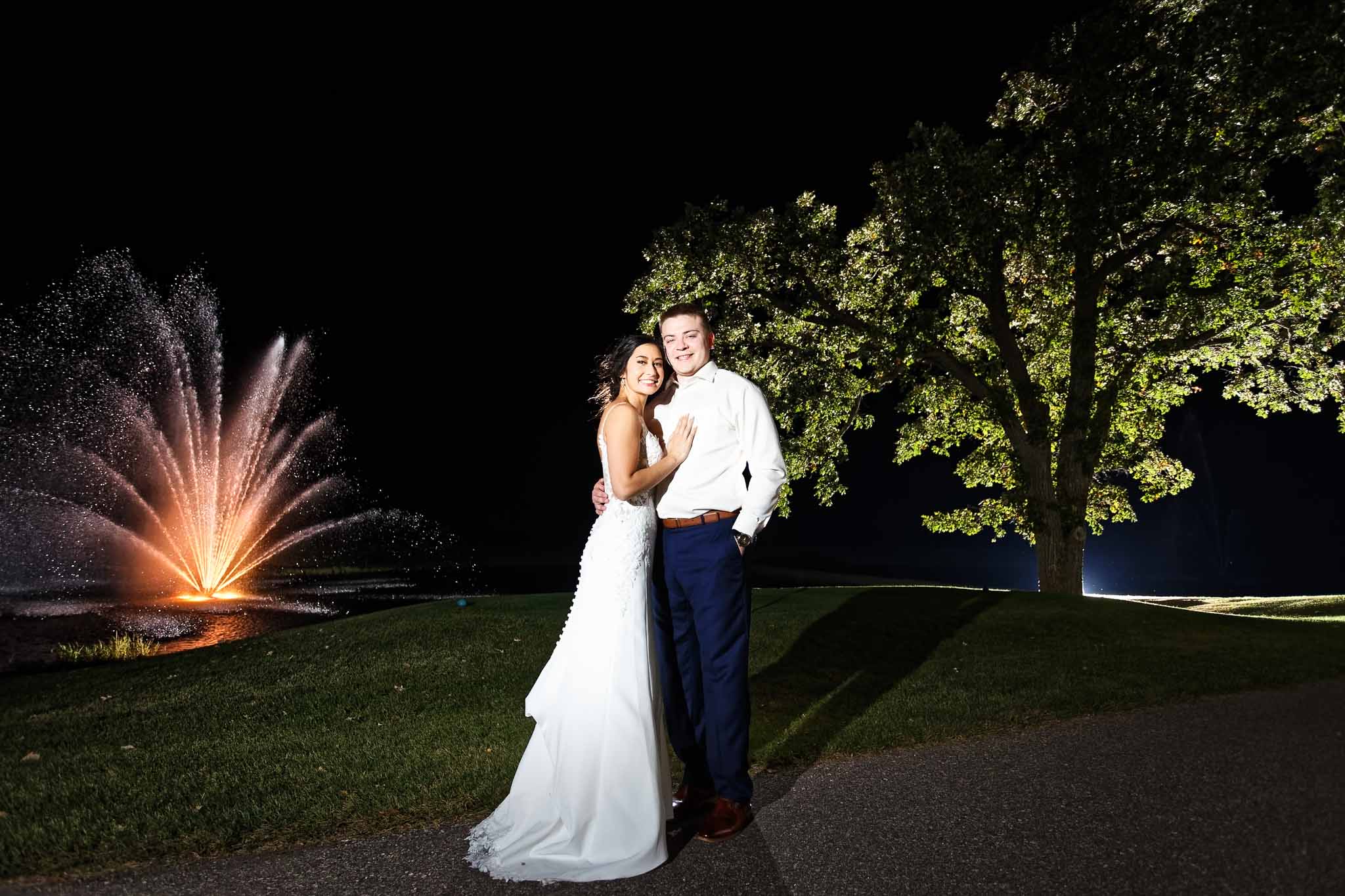 bride and groom with lightened fountaine_