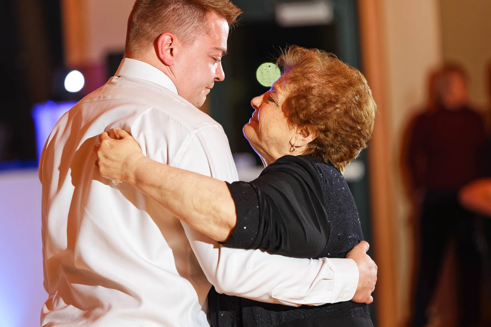 groom and mother frist dance
