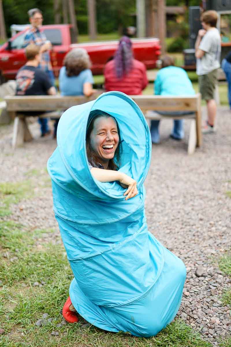 guests playing with kids games on wedding