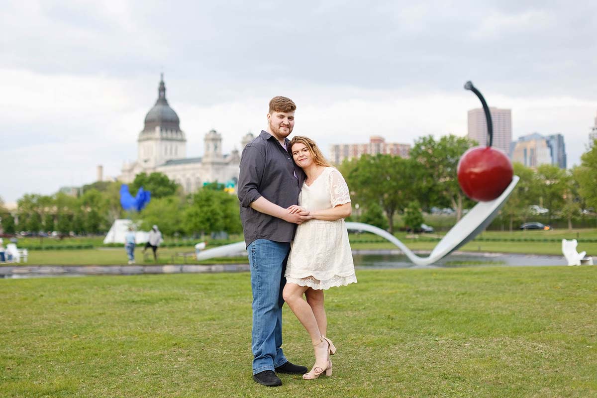 engagemenet-session-couple-at-the-minneapolis-sculpture-garden