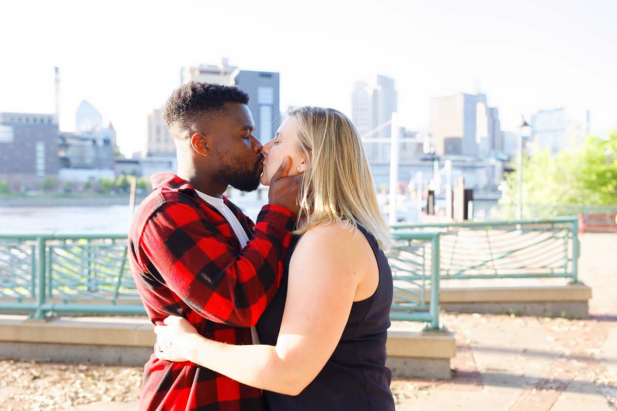 harriet-regional-park-saint-paul-couple-kissing-with-view-on-the-city