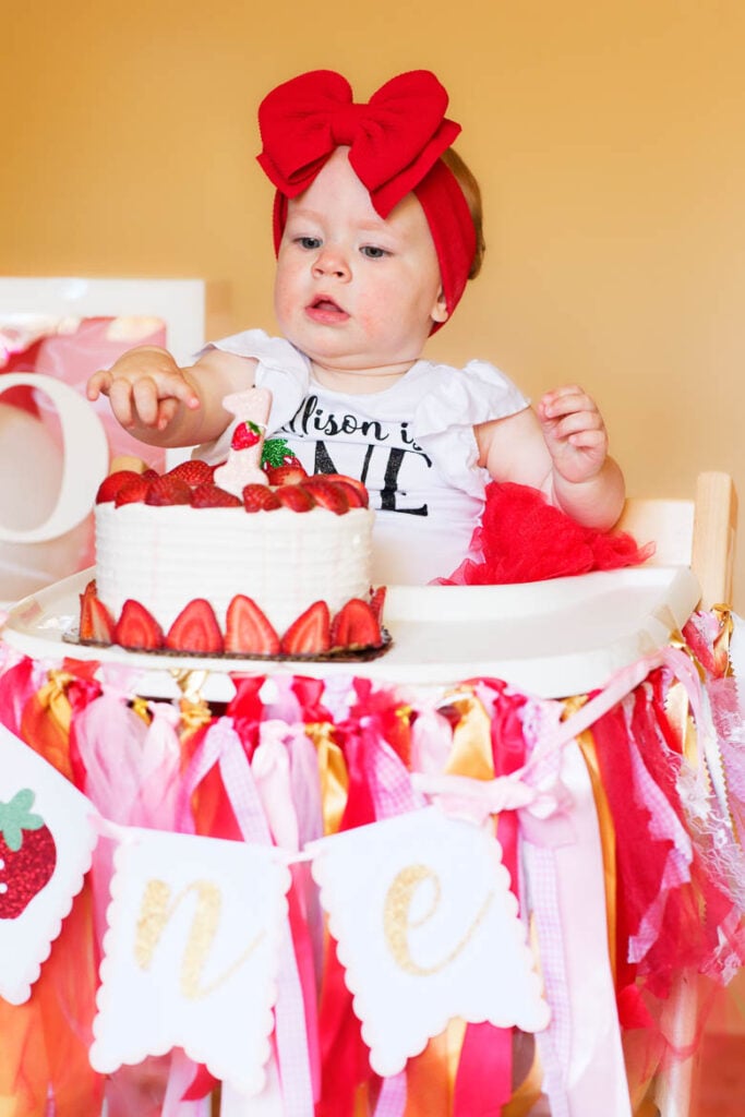 toddly tasting the cake