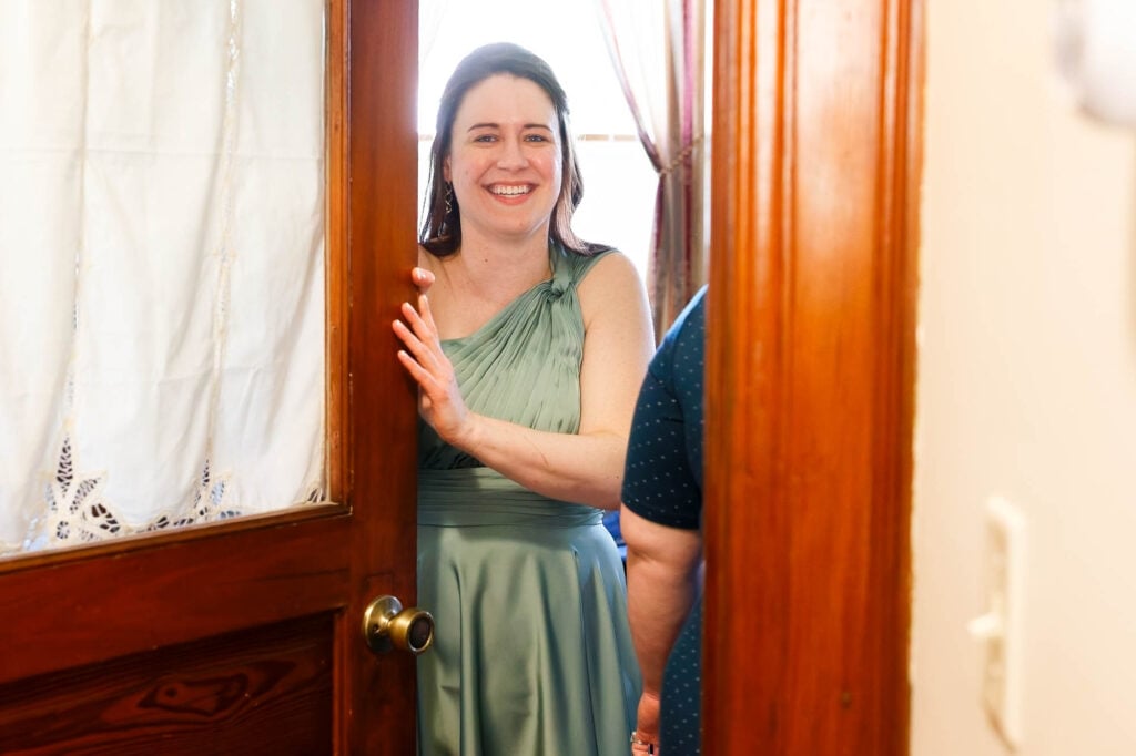 maid of honner opening the door of the getting ready place