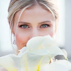 timeless bride with blue eyes retouched