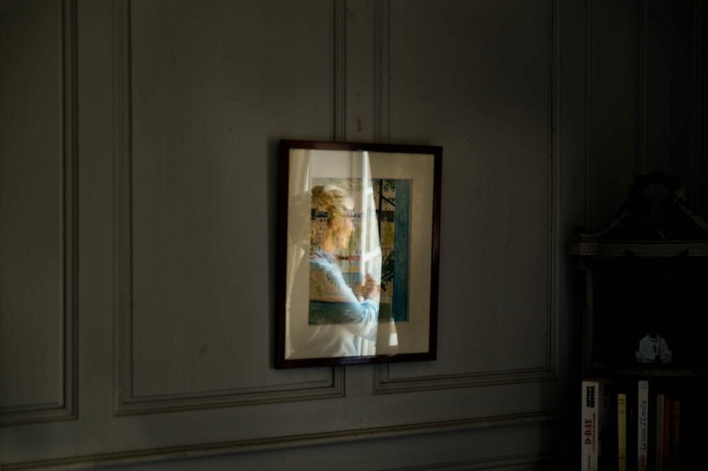 stolen moment of the reflexion of the bride into a glass