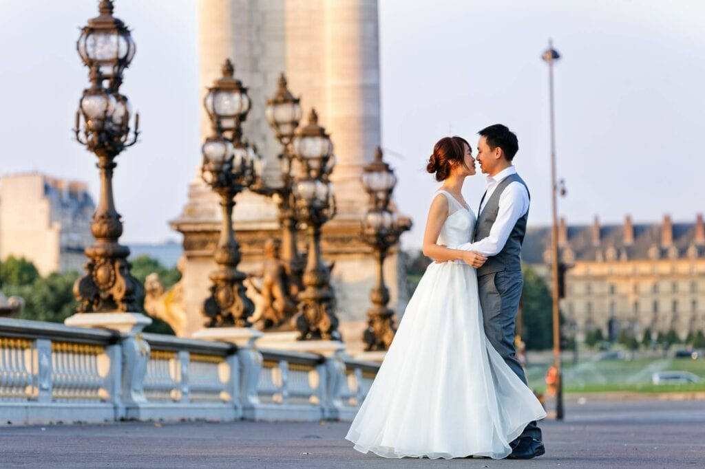 morning picture of couple on pont alexandre iii