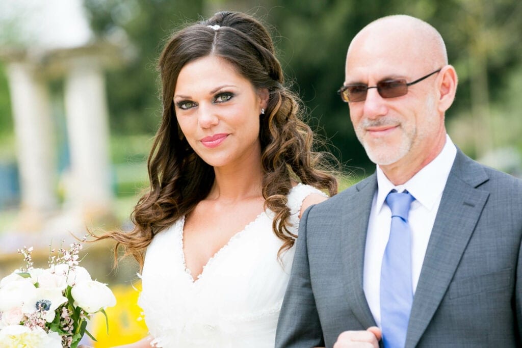 the bride entrance holding her fathers harm