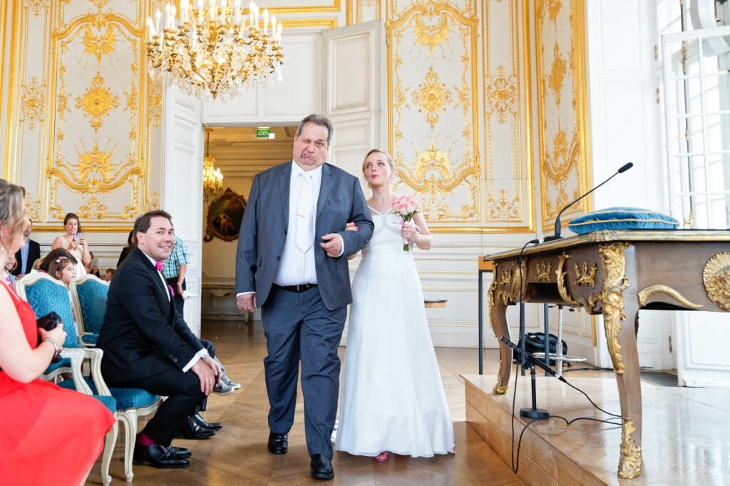 father of the bride doing silly face when entering the room