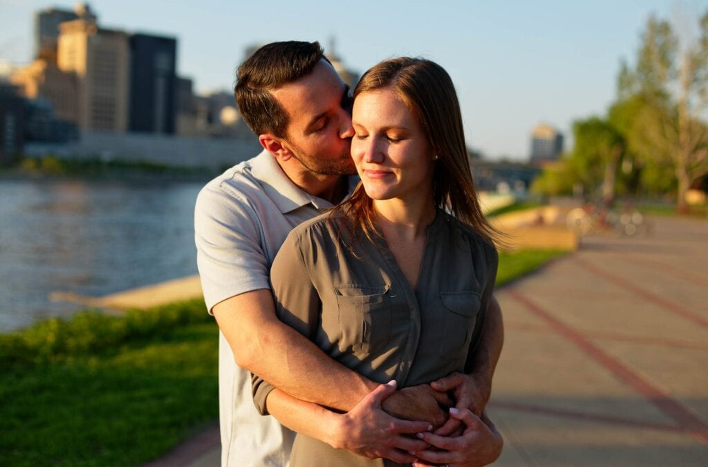 romantic sunset engagement photoshoot on mississippi rive shore