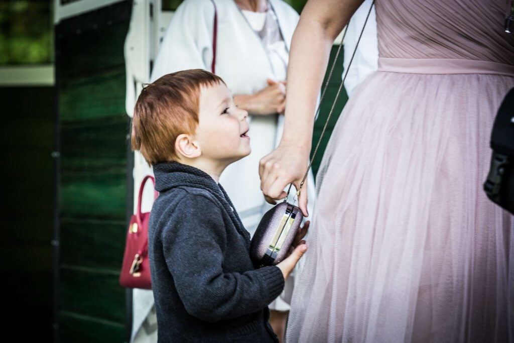 kid stealing her mother purse