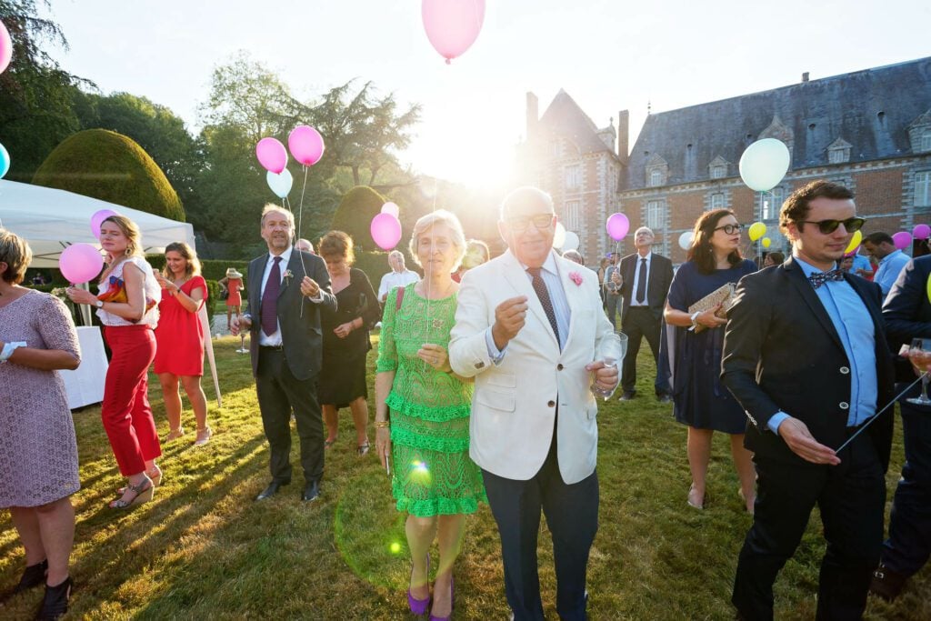 ballon release during wedding cocktail hour