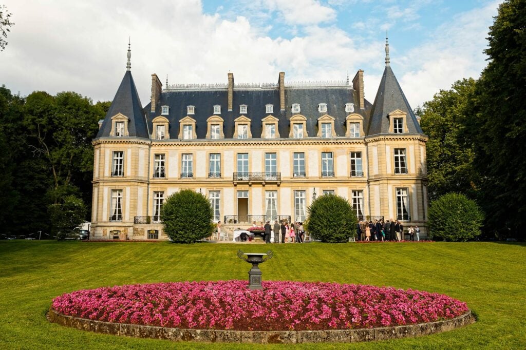 chateau de santeny mariage during vin dhonneur