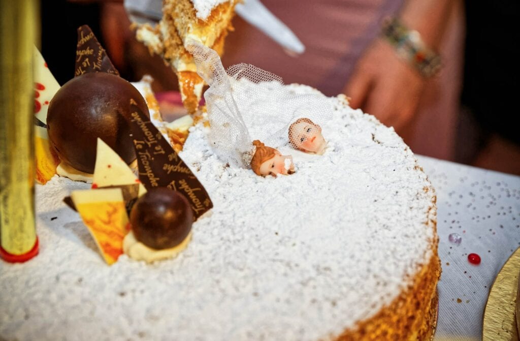 broken figurines heads on the wedding cake