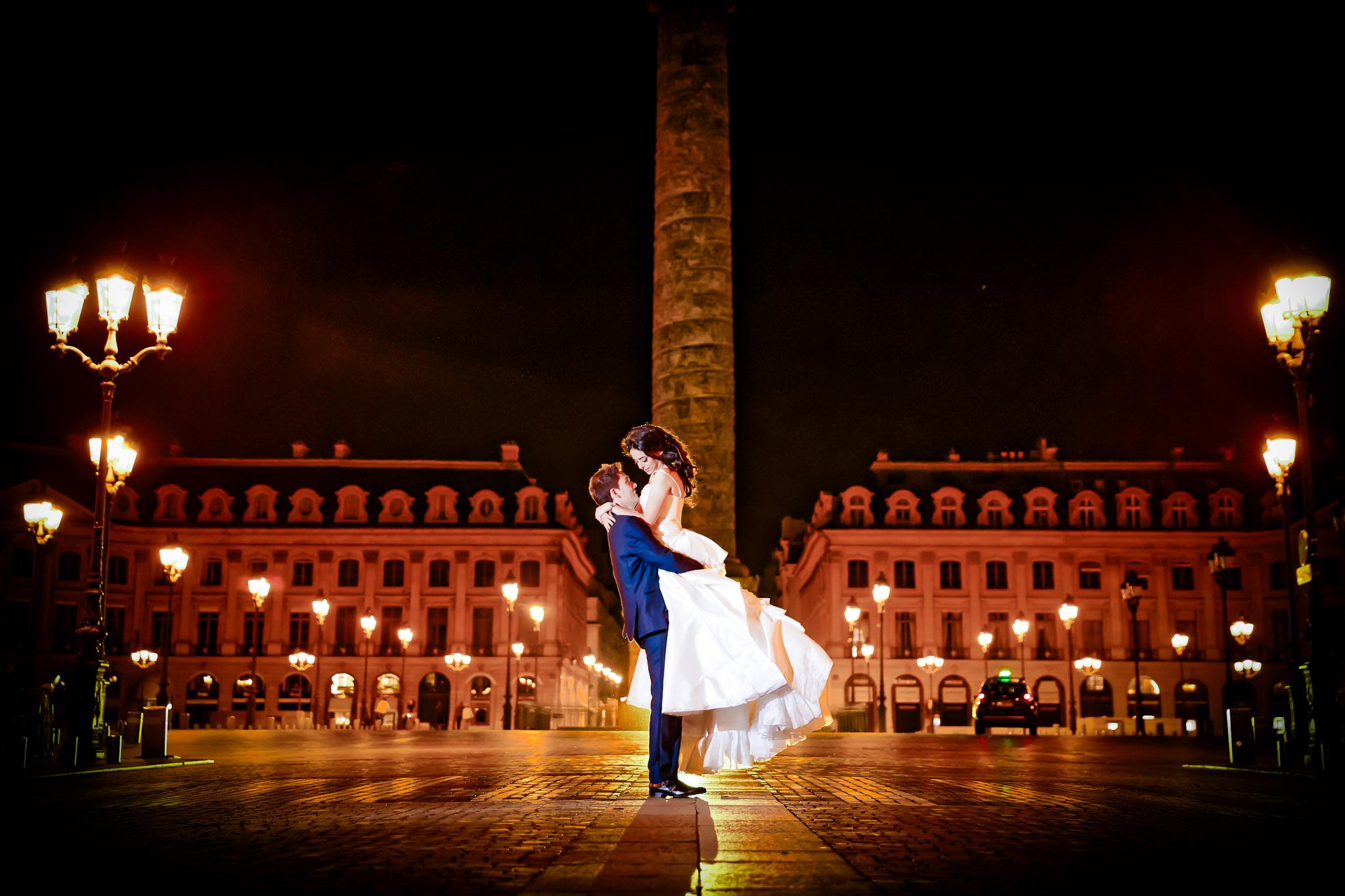 Creative Night Wedding Portrait at Place Vend&ocirc;me Paris